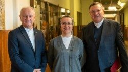 s. Dorota Chwiła, salezjanka wraz z ks. prof. Mirosławem Kalinowskim, Rektorem KUL i ks. prof. Mirosławem Wróblem, dyrektor Instytutu Nauk Biblijnych