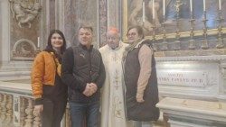 2025.01.31 Kard. Dziwisz z pielgrzymami po Mszy św. przy grobie św. Jana Pawła II