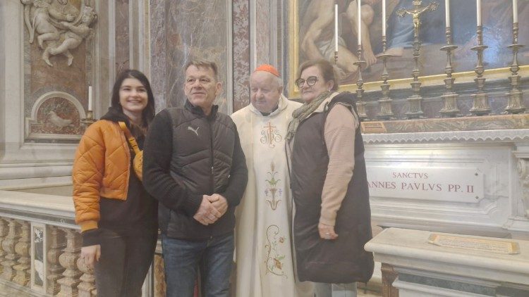 2025.01.31 Kard. Dziwisz z pielgrzymami po Mszy św. przy grobie św. Jana Pawła II