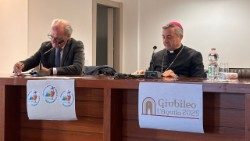 L'arcivescovo di L'Aquila, monsignor Antonio D’Angelo, con il presidente dell'Ordine dei giornalisti d'Abruzzo Stefano Pallotta