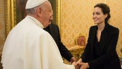 Papa Francisco com Angelina Jolie