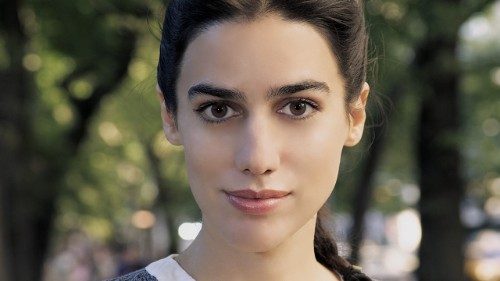 La bambina che sta sulla soglia 