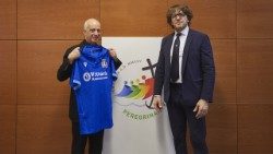 Dom Rino Fisichella, responsável pela organização do Jubileu, com Vaccari da Federação Italiana Rugby (FIR)