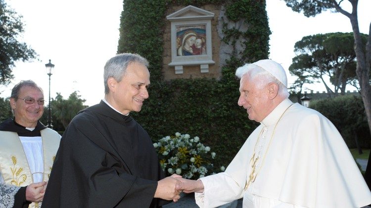 Benedikt XVI. bei einer Begegnung mit seinem Nach-Nachfolger in den Vatikanischen Gärten