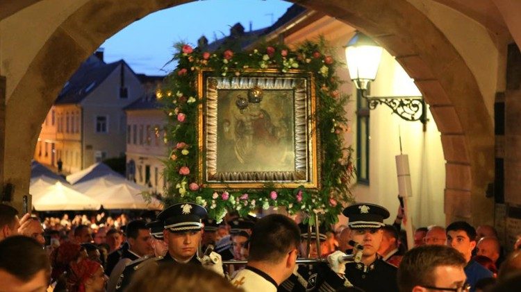 Slika Majke Božje u procesiji je s Kaptola dopraćena do Kamenitih vrata