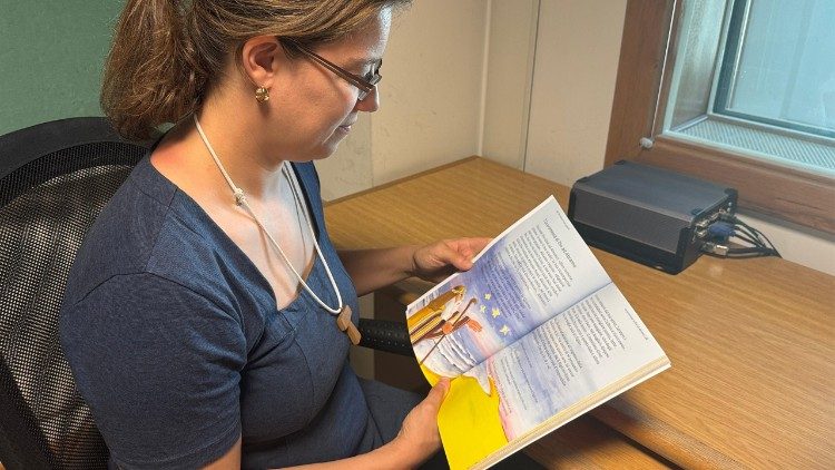 Nathalie D'Aqui, responsável pelas publicações da ACN Internacional, nos estúdios da Rádio Vaticano