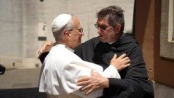 2025.06.02 Leons XIV un augustīniešu ordeņa ģenerālpriors, tēvs Alehandro Morals