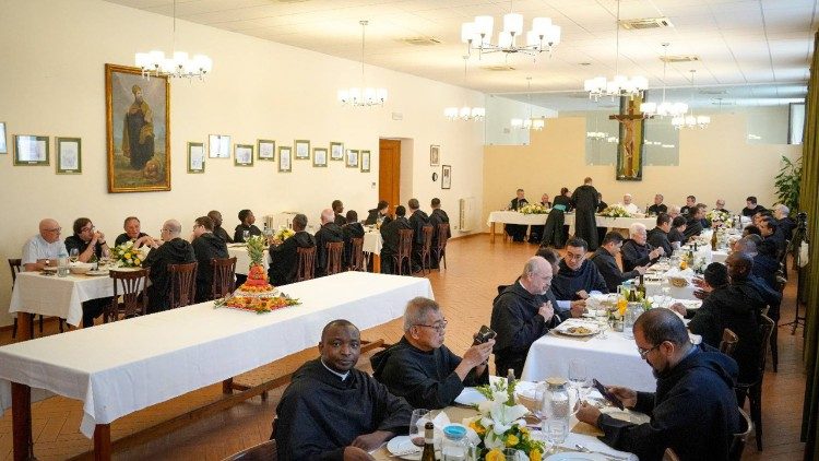 Un momento del pranzo nella curia degli agostiniani
