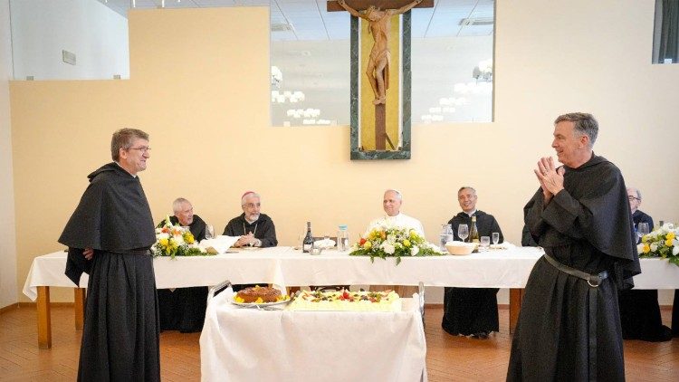Padre Moral (a sin.) durante il pranzo con Leone XIV