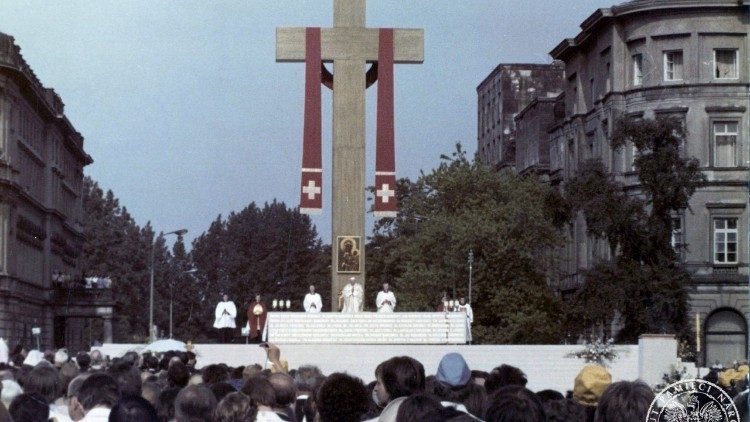46 lat temu na &oacute;wczesnym Placu Zwycięstwa w Warszawie, Papież wygłosił historyczną homilię (Archiwum IPN)