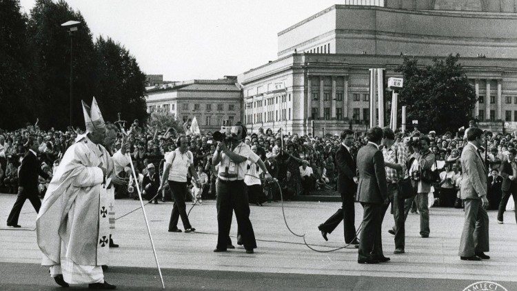 Jan Paweł II podczas pielgrzymki do Polski (© archivio fotografico dell'Istituto della Memoria Nazionale IPN)