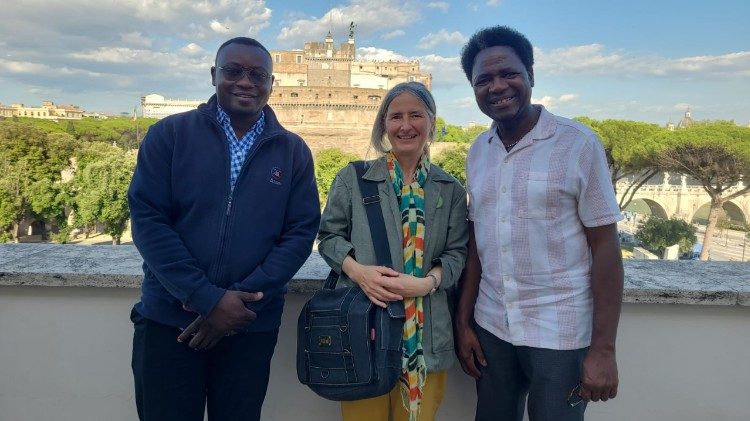 Lanshima Emmanuel Gbatar (esquerda), Patrizia Sterpetti e José Lingna Nafafé