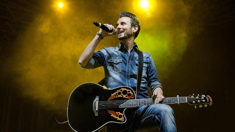 Francesco Lorenzi pomimo sukces&oacute;w wewnątrz czuł pustkę, aż do spotkania z Bogiem w Jego Słowie