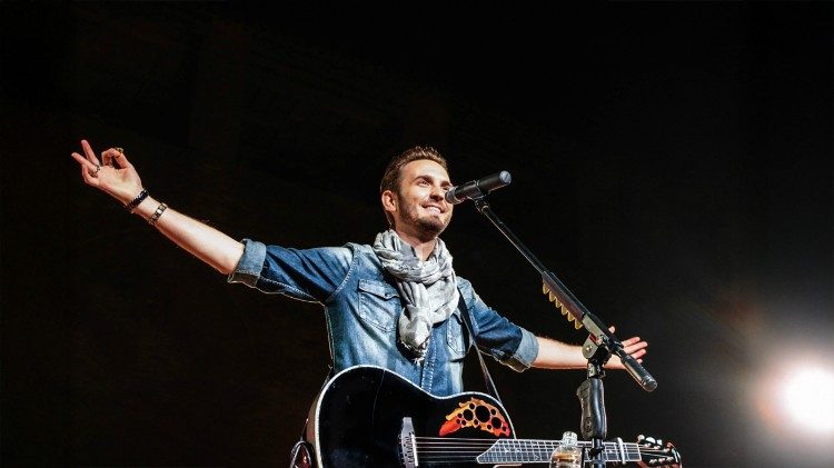 Francesco Lorenzi durante un concerto