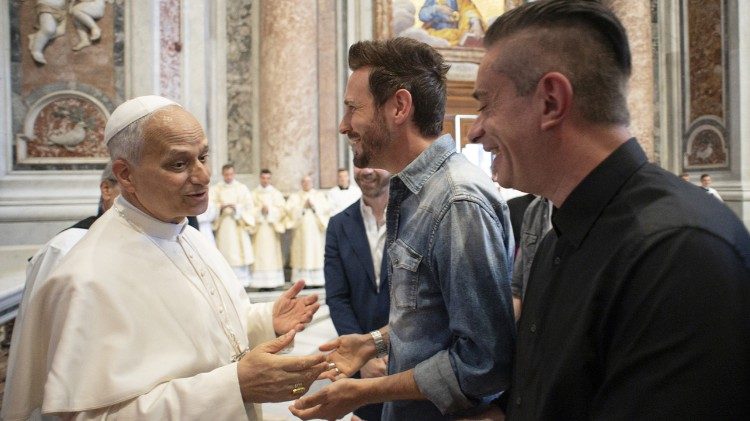Il Papa mentre si intrattiene con Francesco Lorenzi e gli altri componenti del gruppo