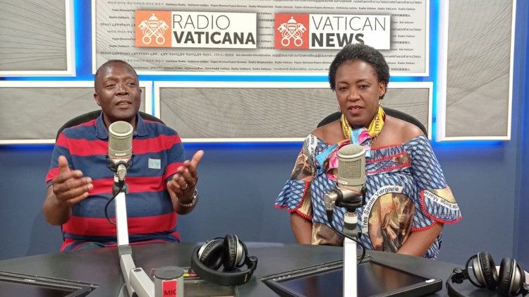 Dans un studio de Vatican News - Radio Vatican, Guy Robert Makonko et son épouse Mamy Hélène Dialu. 