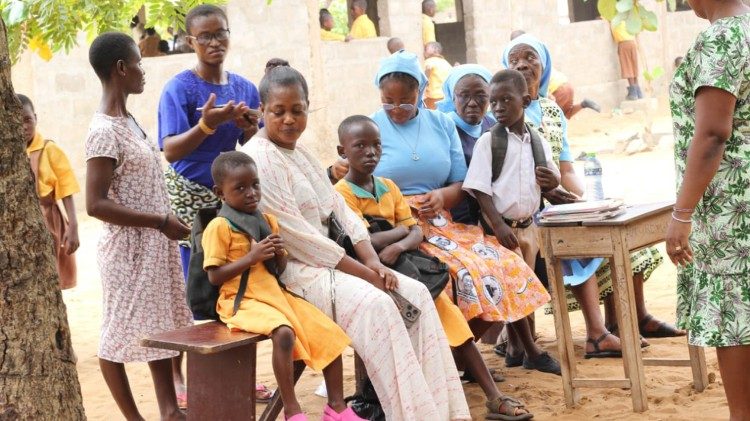 Miembros del Servicio para los Migrantes y los Refugiados SMMC visitando a los niños inscritos en las escuelas locales 