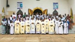 Photo de famille des participants au pèlerinage des journalistes et communicants catholiques du Bénin, le 1er juin 2025