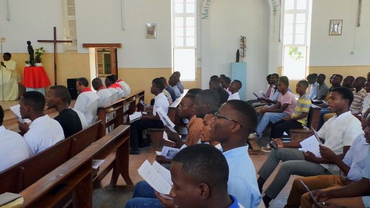 Seminaristas do Seminário Interdiocesano São Carlos Lwanga de Nampula, durante a Missa na festa do Padroeiro