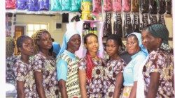  Sr. Mary Ntenye, SMMC, und Sr. Comfort Ashinyo, SMMC, besuchen Migranten und Flüchtlinge, die in Aflao, Ghana, eine Ausbildung zum Friseur absolvieren