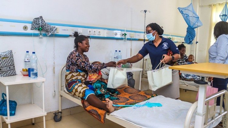 Por ocasi&atilde;o do 1&deg; de junho, gestos de proximidade e carinho com as crian&ccedil;as, na Pediatria do HCB