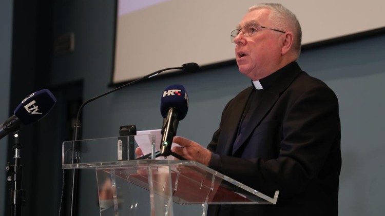 Mons. dr. Juraj Batelja zahvaljuje na predstavljanju svoje knjige o kardinalu Franji Kuhariću