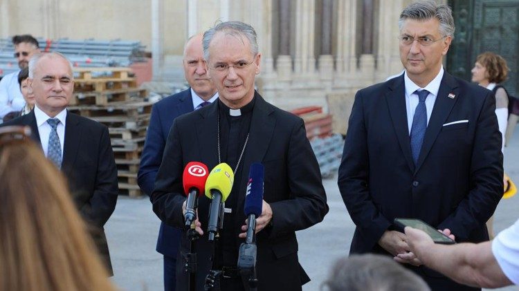 Nadbiskup Kutleša i premijer Plenković obratili su se novinarima