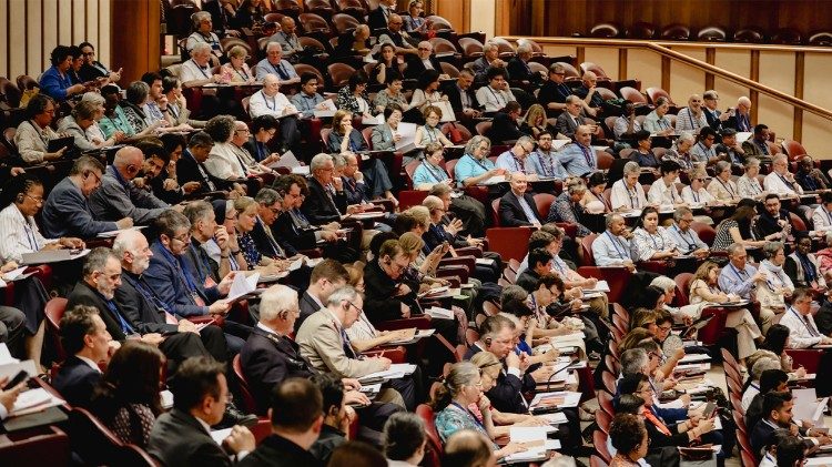 Numerosos participantes siguen con atención el encuentro en el Aula Nueva del Sínodo.