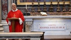 O. Wojciech Giertych OP przewodniczący Mszy św. przy grobie św. Jana Pawła II 