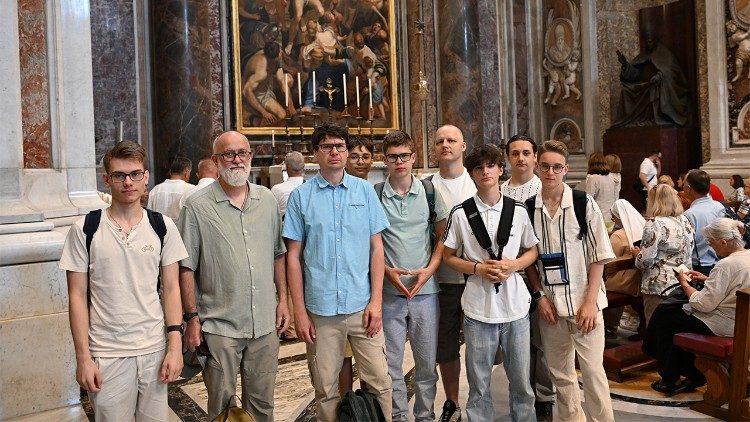 Uczestnicy Mszy św. przy grobie św. Jana Pawła II