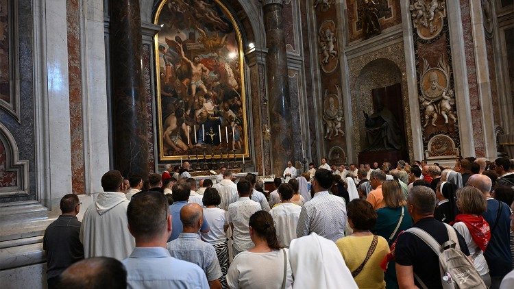Uczestnicy Mszy św. przy grobie św. Jana Pawła II