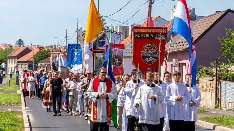 Procesija od sisačke katedrale do bazilike sv. Kvirina