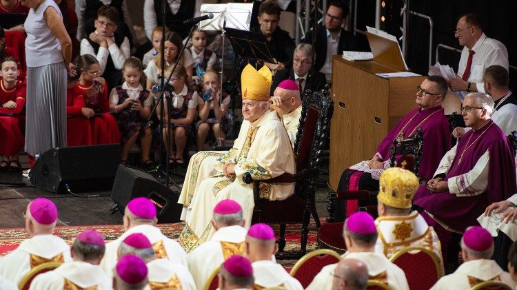 Specjalnym wysłannikiem Leona XIV na uroczystości w Płocku był kard. Ladislav N&eacute;met