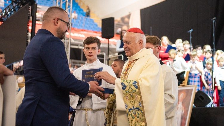 Kard. N&eacute;met: bądźmy misjonarzami miłosierdzia w świecie poranionym wojną i podziałami