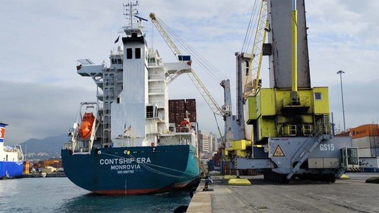 La nave Contship Era della compagnia ZIM nel porto di Genova