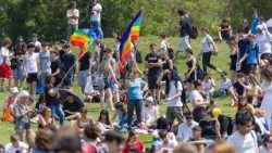 Mgr Gabriel Caccia demande d'éduquer les jeunes à une culture de paix.