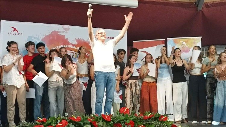 Franco Vaccari, presidente e fondatore di Rondine, con le studentesse e gli studenti del Quarto Annoi
