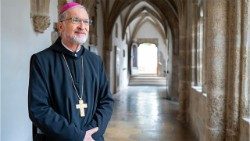 Bischof Gregor Maria Hanke geht auf eigenen Wunsch in den vorzeitigen Ruhestand. Foto: Konrad Fleckenstein/pde.