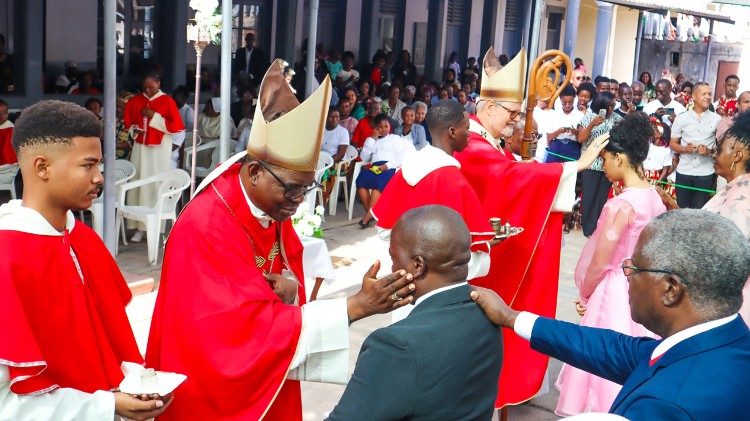 Solenidade de Pentecostes com Crismas na Sé Catderal da Beira (Moçambique)