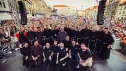 Sudionici 7. Antunovskog hoda mladih na Trgu bana Jelačića u Zagrebu