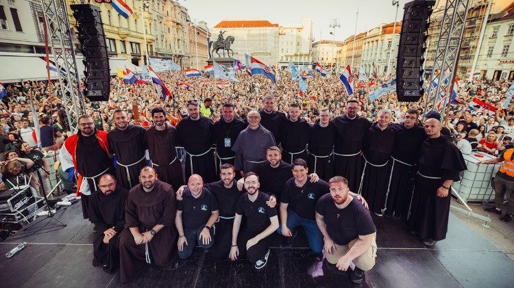 Sudionici 7. Antunovskog hoda mladih na Trgu bana Jelačića u Zagrebu