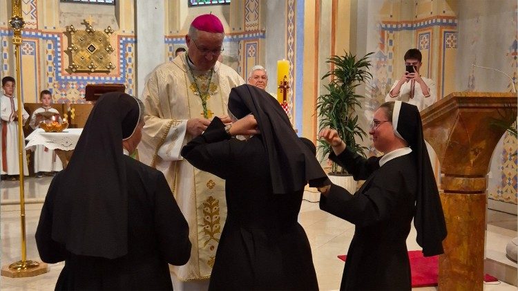 Sestra M. Julijana Beretić, nova misionarka u Peruu, prima misijski križ