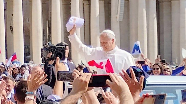 Papa Leone XIV mentre afferra il cappellino di FederCammini