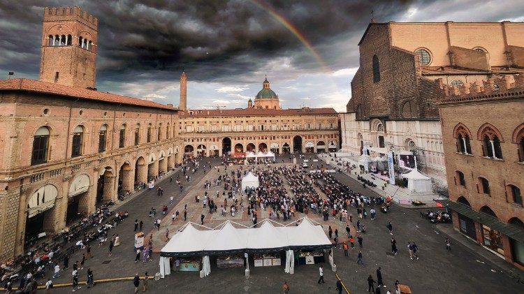 Un'immagine dall'alto del Festival Francescano di Bologna, foto di Ivano Puccetti
