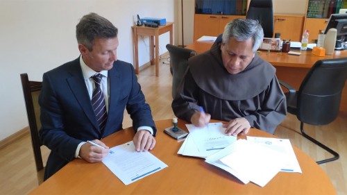Promoviendo el premio Fratellium de la Pontificia Universidad Antonianum