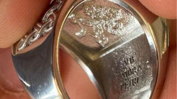 Ugravirani natpis Sub umbra Petri s unutrašnje strane prstena