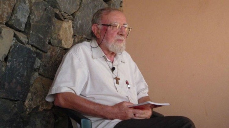 P. Ottavio Fasano, na ilha do Fogo, meditando, com o olhar em direção ao horizonte infinito.