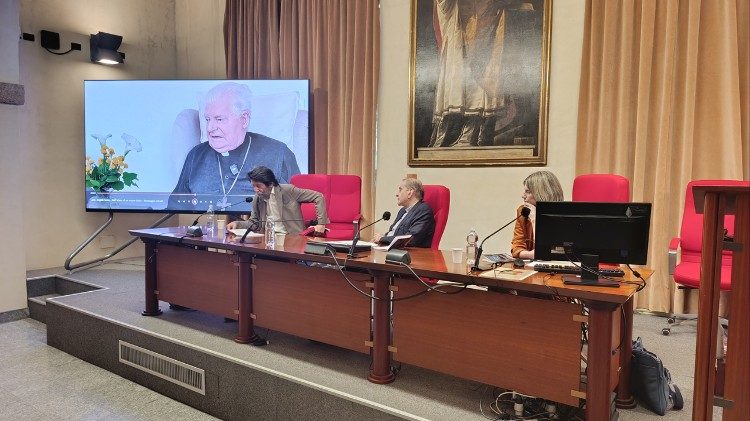 Un momenro della presentazione del libro del cardinale Scola a Milano con monsignor Delpini e Massimo Cacciari