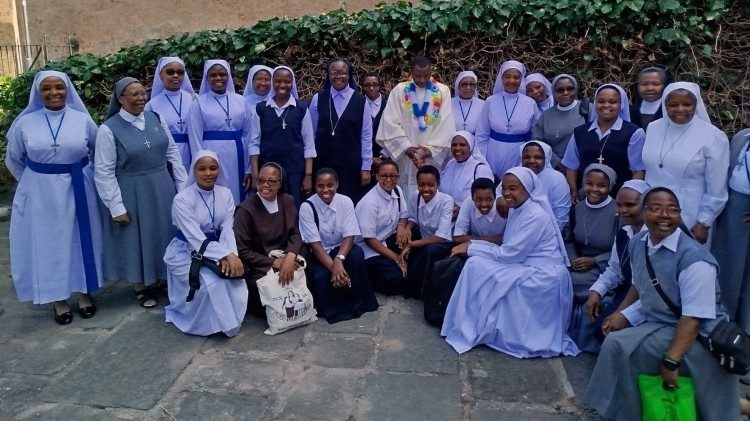 Watawa mbali mbali wakiwa na Shemasi mpya George Francis