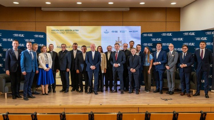 W czterech panelach dyskusyjnych głos zabrali teologowie, socjologowie oraz przedstawiciele wspólnot i środowisk akademickich